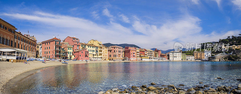 它位于Sestri Levante的Baia del Silenzio(沉默湾)，被意大利利古里亚特色的彩色建筑包围